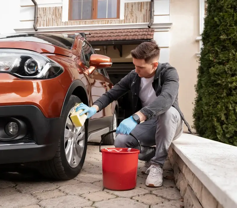 Lavage auto à domicile Saint-Barthélemy-de-Bellegarde : professionnel intervenant sur un véhicule